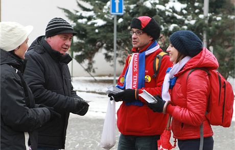 Dobrovolníci tpánka Minárová a Rudolf Balá agitují za zvolení Karla