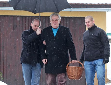 Nový prezident milo Zeman má problémy s rovnováhou kvli zanícenému palci.