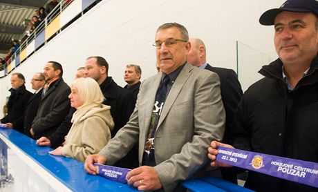 Bývalý hokejista Jaroslav Pouzar (druhý zprava) slavnostn otevel v eských