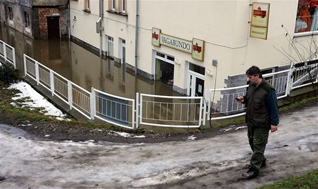 Restauraci v centru Sokolova zatopila v lednu 2011 rozvodnná Ohe.