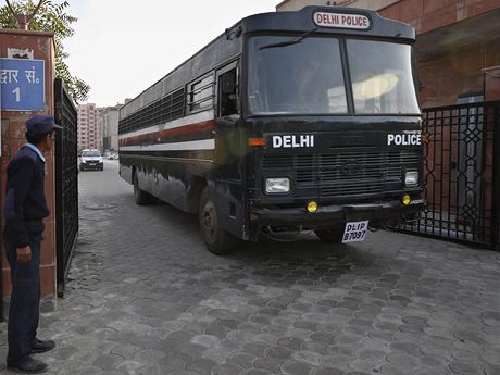 Na snímku z 21. ledna 2013 je policejní autobus, kterým mli být k soudu