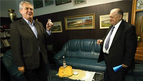 Miloe Zemana a Frantika ubu pojí vzájemné pátelství. Na snímku z roku 2010 si pipíjejí slivovicí v ubov kancelái ve Sluovicích.