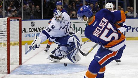 Frans Nielsen z NY Islanders posl puk na branku Tampy Bay, glman Anders
