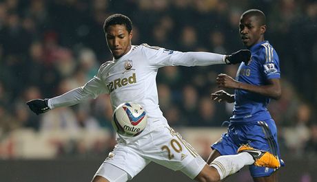 Jonathan de Guzman (vlevo) ze Swansea City stílí na branku Chelsea, sleduje ho