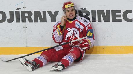 Tinecký hokejista Jií Polanský zstal sedt u mantinelu po stetu s jedním ze soupe.