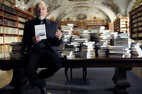 Paulo Coelho ve strahovské knihovn, kde natáel reklamu na auto.