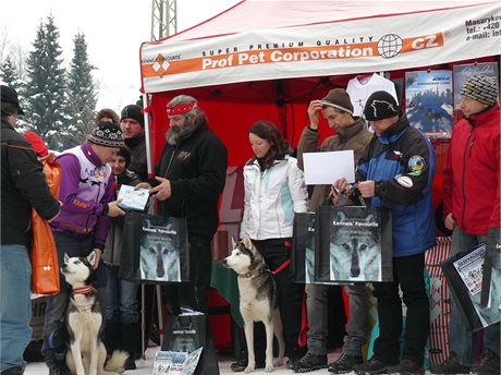 Musher Roman Habásko (vlevo) pebírá od editele závodu Pavla Kuery cenu za