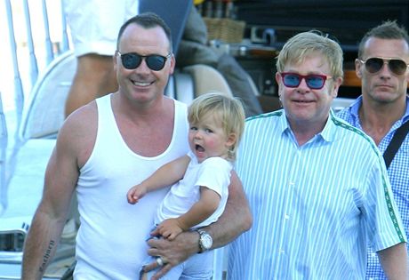 David Furnish, Elton John a jejich syn Zachary (2. srpna 2012)