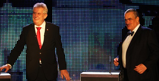 Milo Zeman a Karel Schwarzenberg se naposledy ped volbami utkali v televizním duelu ve tvrtek. Ilustraní foto