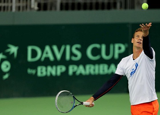 eský tenista Tomá Berdych u trénuje v enev na první kolo Davis Cupu proti