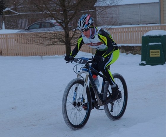 Helena Erbenová na cyklistickém úseku zimního triatlonu.