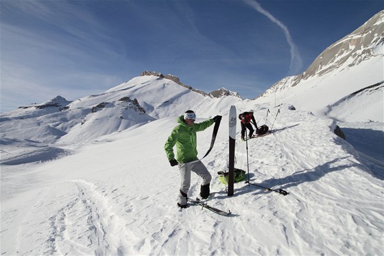 Snímání pás z lyí. V pozadí Cima Dieci (3 026 m) v Dolomitech