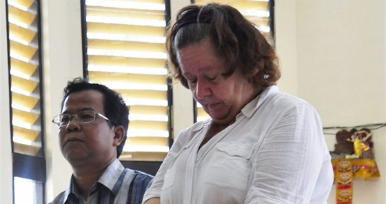 Lindsay Sandifordová poslouchá u indonéského soudu rozsudek za paování drog.