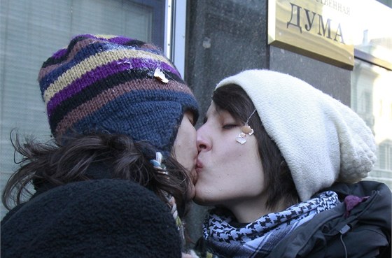 Ped jednáním se dv Rusky u vchodu do Dumy demonstrativn políbily dv Rusky a