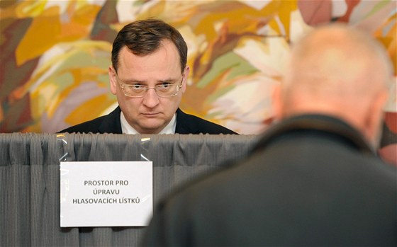 Premiér Petr Neas odevzdal 25. ledna svj volební hlas v Poslanecké snmovn v