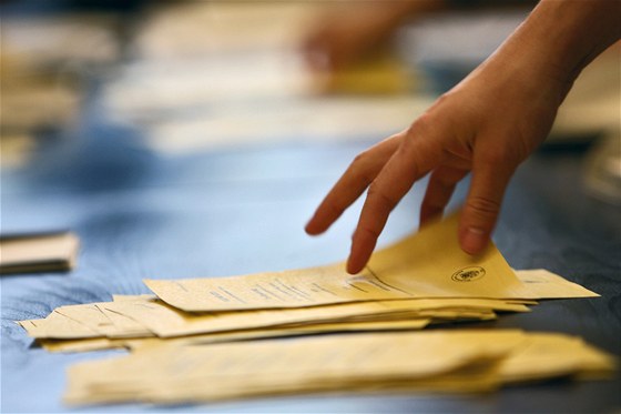 Vhozením obálky s volebním lístkem do urny pro mnohé Jihomoravany podpora jejich prezidenstkého kandidáta nekonila. Zemanovci i TOP 09 získávají po volbách stále dalí leny. (Ilustraní snímek)