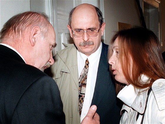 Marta Chadimová hovoí se svými obhájci Pavlem Rychetským a Jiím Kulvejtem