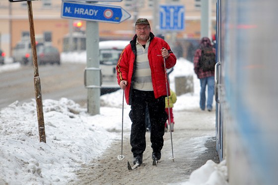 Jet tyi dny poté, co Budjovice zasypalo 30 centimetr snhu, se dalo po nkterých chodnících jezdit na bkách.