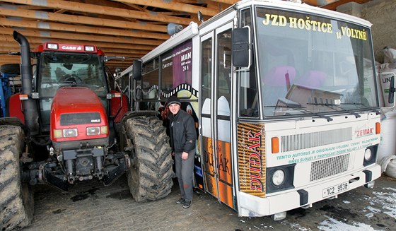 Autobus Zemák zachránili Hotití ped serotováním. Nyní stojí v areálu...