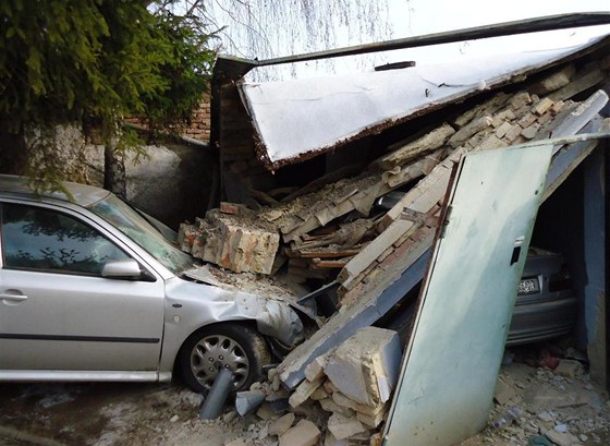 V Buovicích na Vykovsku narazilo osobní auto do garáe a poruilo její