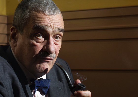 Ministr zahranií a pedseda TOP 09 Karel Schwarzenberg pi rozhovoru pro