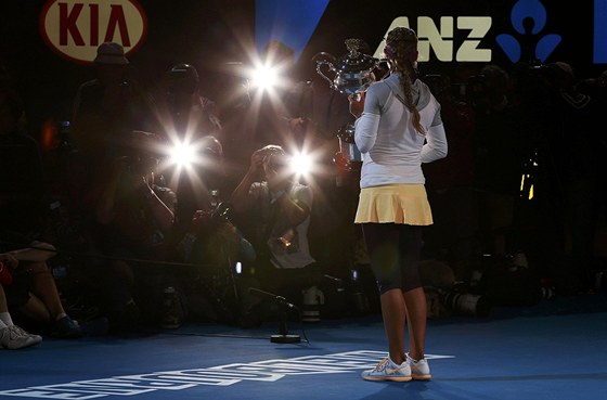 V ZÁPLAV BLESK. Viktoria Azarenková s vítznou trofejí na Australian Open v