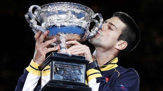 ZASE T MÁM! Novak Djokovi líbá trofej pro vítze Australian Open.