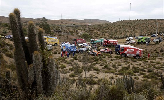 PED STARTEM. Automobily a kamiony ekají na start závrené etapy Rallye Dakar...