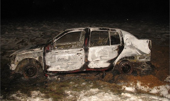 Auto nezodpovdného oféra v poli celé shoelo.