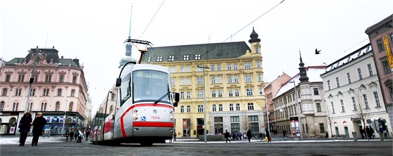 Brnnské námstí Svobody nyní krom linky íslo 4 kiuje také "devítka", která...