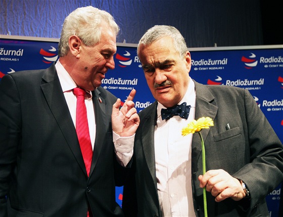 Milo Zeman a Karel Schwarzenberg na snímku z ledna 2013, kdy je ekal vzájemný souboj v druhém kole prezidentských voleb.