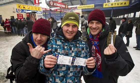 MÁME JE Sparantí fanouci ukazují lístky na Chelsea, na které museli vystát