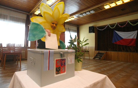 Jaroslava Kubalová v masce kvtiny vhodila svj volební hlas do urny. 