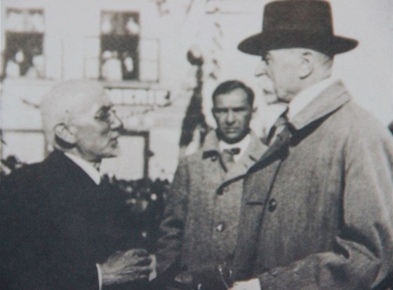 Fotografie z Masarykovy druhé návtvy Jaromic 13. ervna 1928. Prezident si na ní s básníkem povídá na námstí, vude kolem jsou davy lidí.