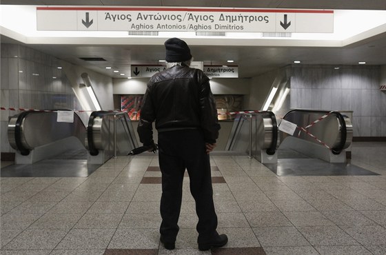 Zklamaný cestující hledí na uzavenou stanici aténského metra. Stávkující