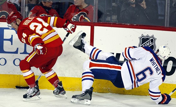 UNIKÁ. Jií Hudler z Calgary udrel v souboji stabilitu, Ryan Whitney z