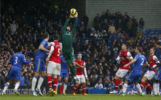 MÁM! Branká Petr ech chytá centr, který letí do pokutového území Chelsea v