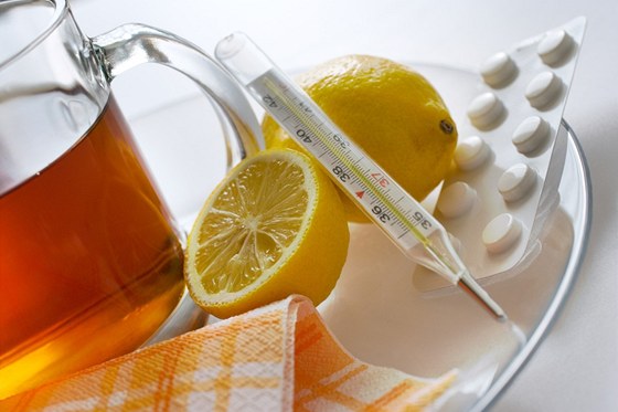 Pi nemoci doporuuje lékaka klid a dostatek tekutin a vitamín (ilustraní snímek)