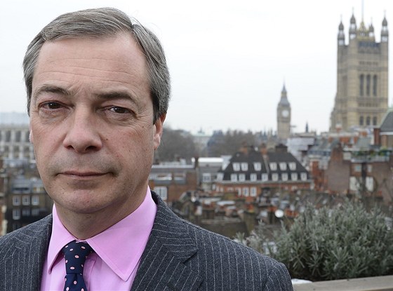 Pedák euroskeptické strany UKIP Nigel Farage v popedí, dominanty Londýna v