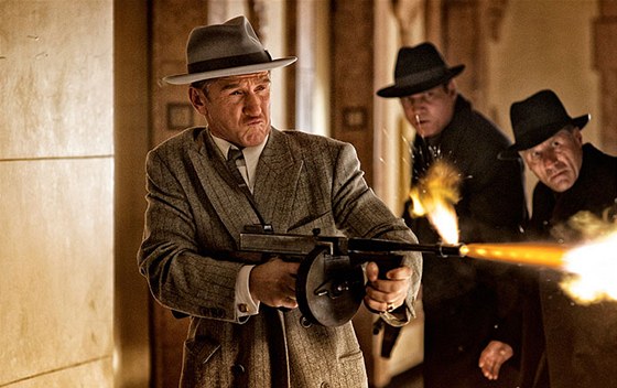Sean Penn stílí ze samopalu Thompson ve filmu Gangster Squad: Lovci mafie.