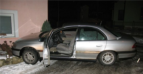 Zdrogovaný idi s autem havaroval v jedné z uliek Bílovic.