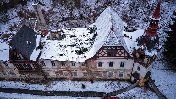 Chátrající budovy bývalých lázní v Kyselce.