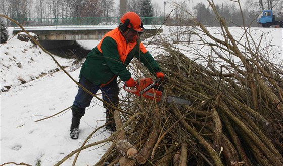 Pracovníci Povodí Moravy pokraují v tchto dnech v itní beh a koryta eky