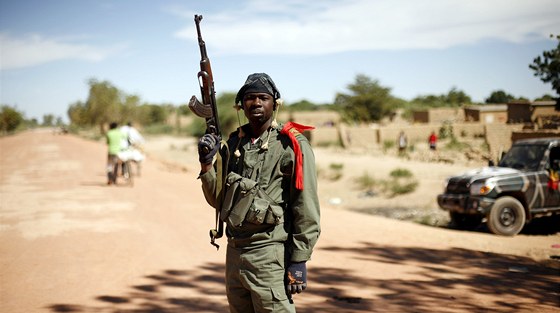 Maliský voják na kontrolním stanoviti nedaleko msta Diabaly