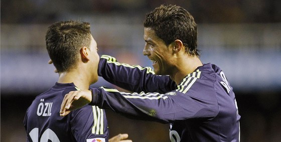 Mesut Özil (vlevo) a Cristiano Ronaldo, hlavní ofentivní síla Realu Madrid.