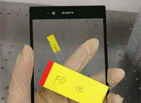 Krycí sklo údajného tabletomobilu Sony
