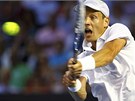 DINA. Tom Berdych bojuje ve tvrtfinle Australian Open s Djokoviem.