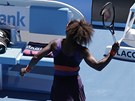 FRUSTRACE. Serena Williamsov zahazuje zlomenou raketu ve tvrtfinle