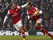 JET MME ANCI. spn stelec Theo Walcott (vpravo) a Jack Wilshere se v