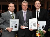 SP̊N KNIHA. Fotbalista Pavel Horvth (vlevo) se chlub ocennm bestseller